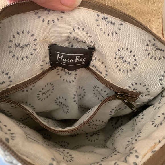 Myra crossbody bag, rustic GRAY COWHIDE flap, 100 percent BROWN leather strap. - Picture 5 of 9